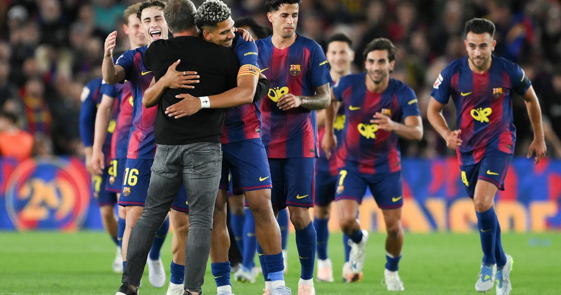 Jugadores del FC Barcelona celebrando con el entrenador Jugadores del FC Barcelona celebrando con el entrenador