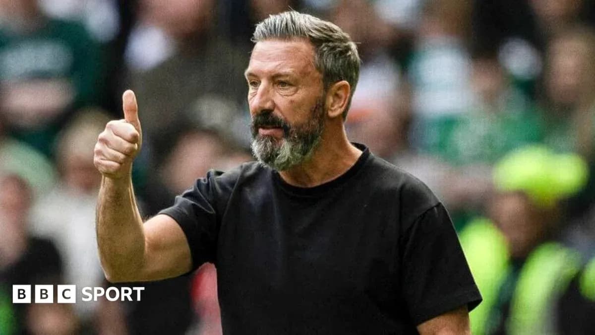 Entrenador dando un pulgar arriba en el partido Entrenador dando un pulgar arriba en el partido