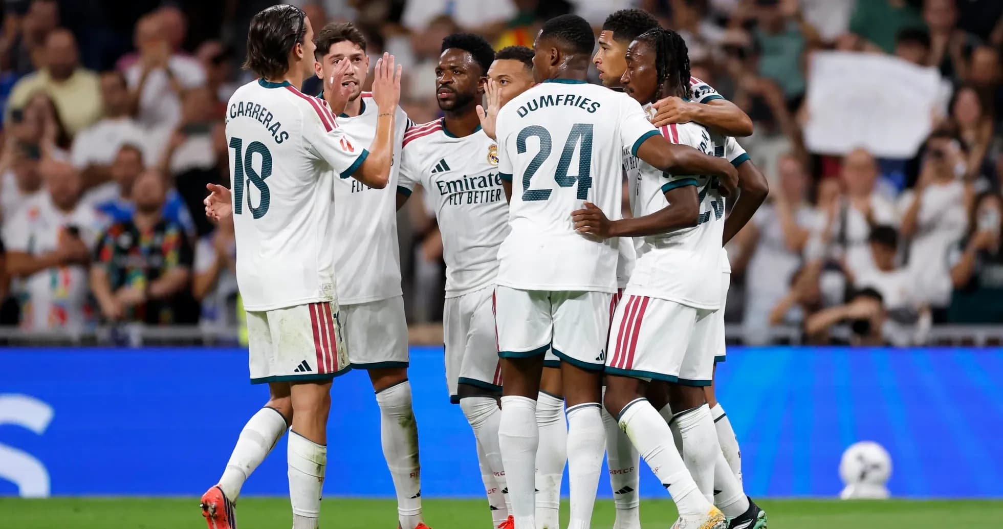 Jugadores del Real Madrid celebrando un gol Jugadores del Real Madrid celebrando un gol