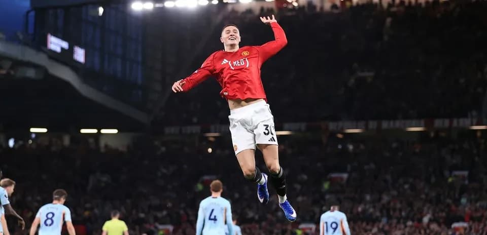 Jugador de Manchester United celebrando un gol Jugador de Manchester United celebrando un gol