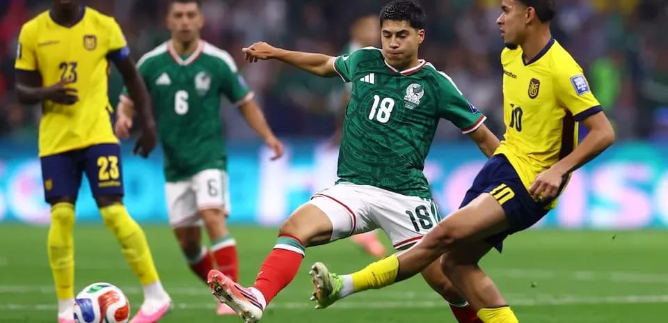 Jugador de México disputa el balón con Ecuador Jugador de México disputa el balón con Ecuador