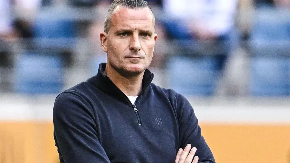 Entrenador observando el partido con brazos cruzados Entrenador observando el partido con brazos cruzados