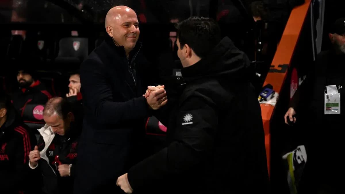 Entrenadores dándose la mano en el banquillo Entrenadores dándose la mano en el banquillo