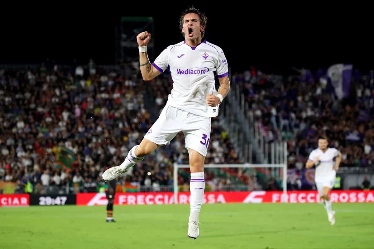 Jugador de Fiorentina celebrando un gol en el campo Jugador de Fiorentina celebrando un gol en el campo