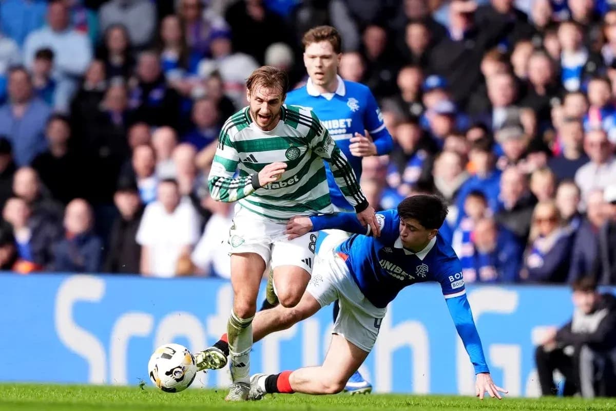 Jugador de Celtic siendo derribado por rival de Rangers Jugador de Celtic siendo derribado por rival de Rangers
