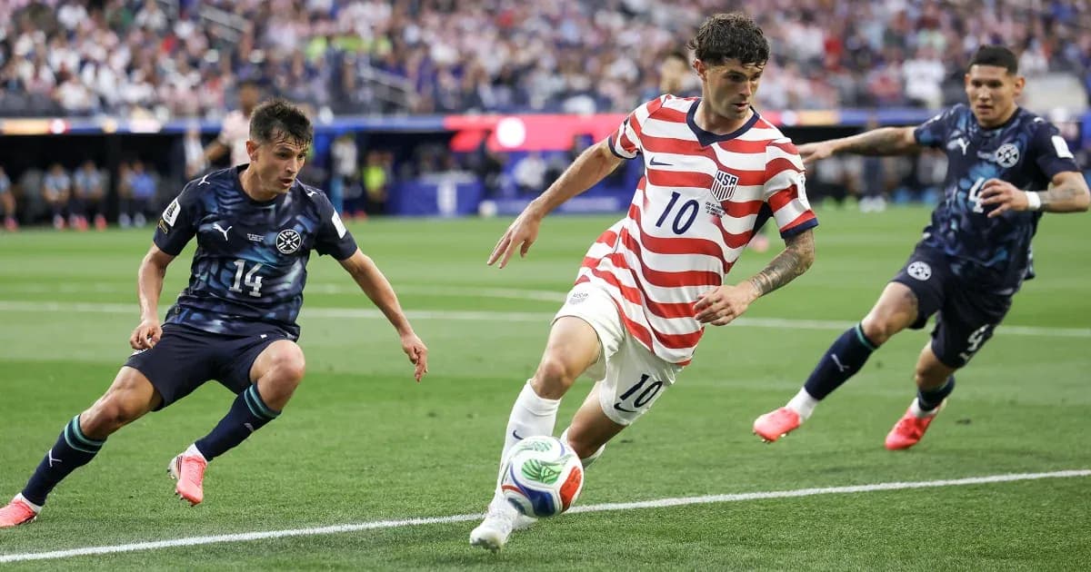 Jugador de Estados Unidos driblando a oponentes en partido Jugador de Estados Unidos driblando a oponentes en partido