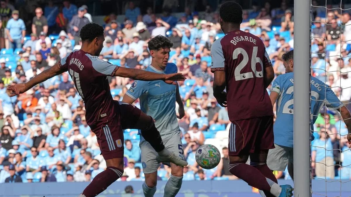 Acción de juego entre Manchester City y Aston Villa Acción de juego entre Manchester City y Aston Villa