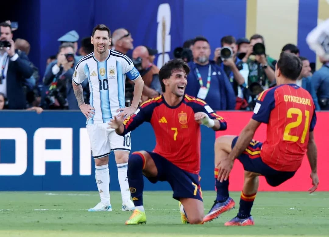Lionel Messi y jugadores de España durante el partido Lionel Messi y jugadores de España durante el partido