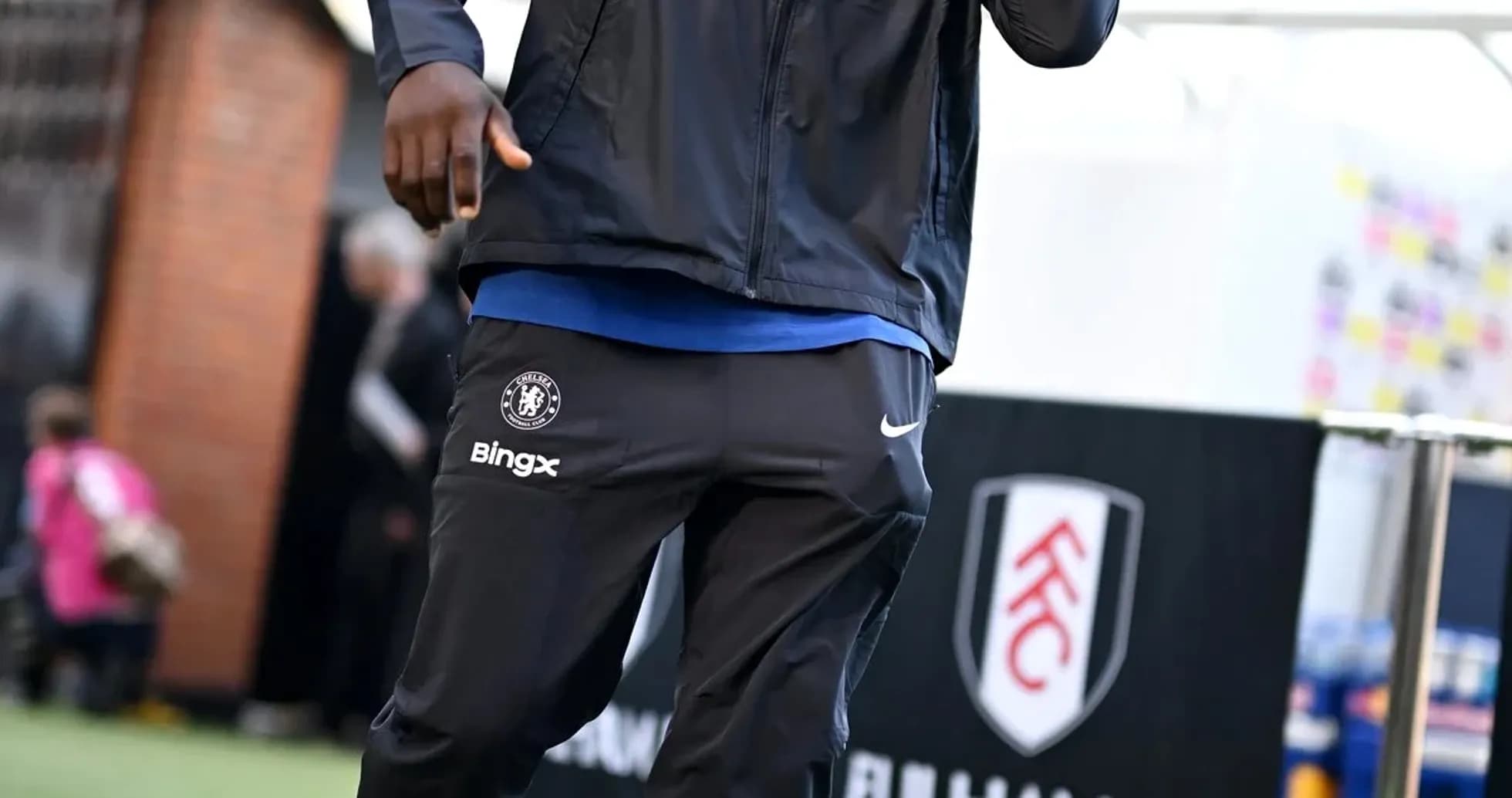 Jugador caminando con ropa de entrenamiento de Chelsea Jugador caminando con ropa de entrenamiento de Chelsea