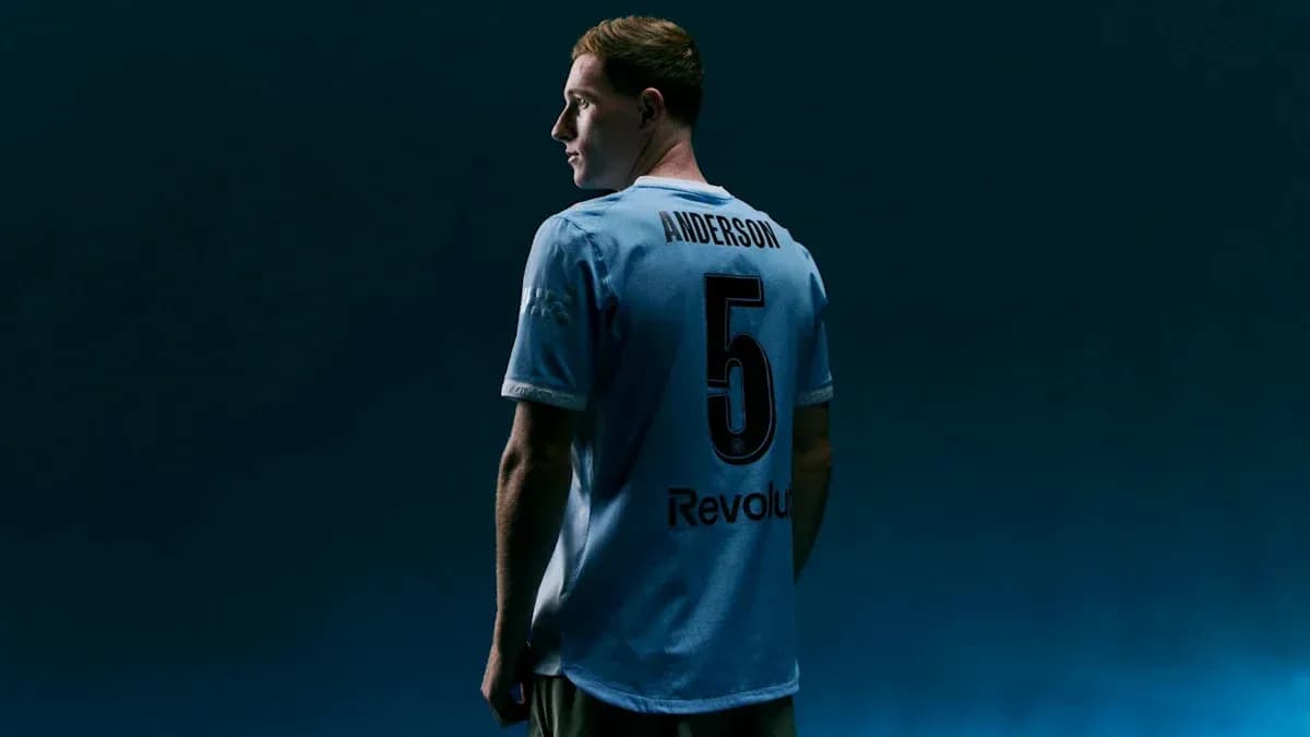 Jugador con camiseta azul y el número 5 Jugador con camiseta azul y el número 5