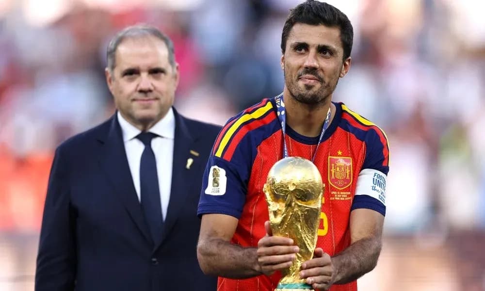 Jugador sosteniendo la Copa del Mundo con medalla Jugador sosteniendo la Copa del Mundo con medalla