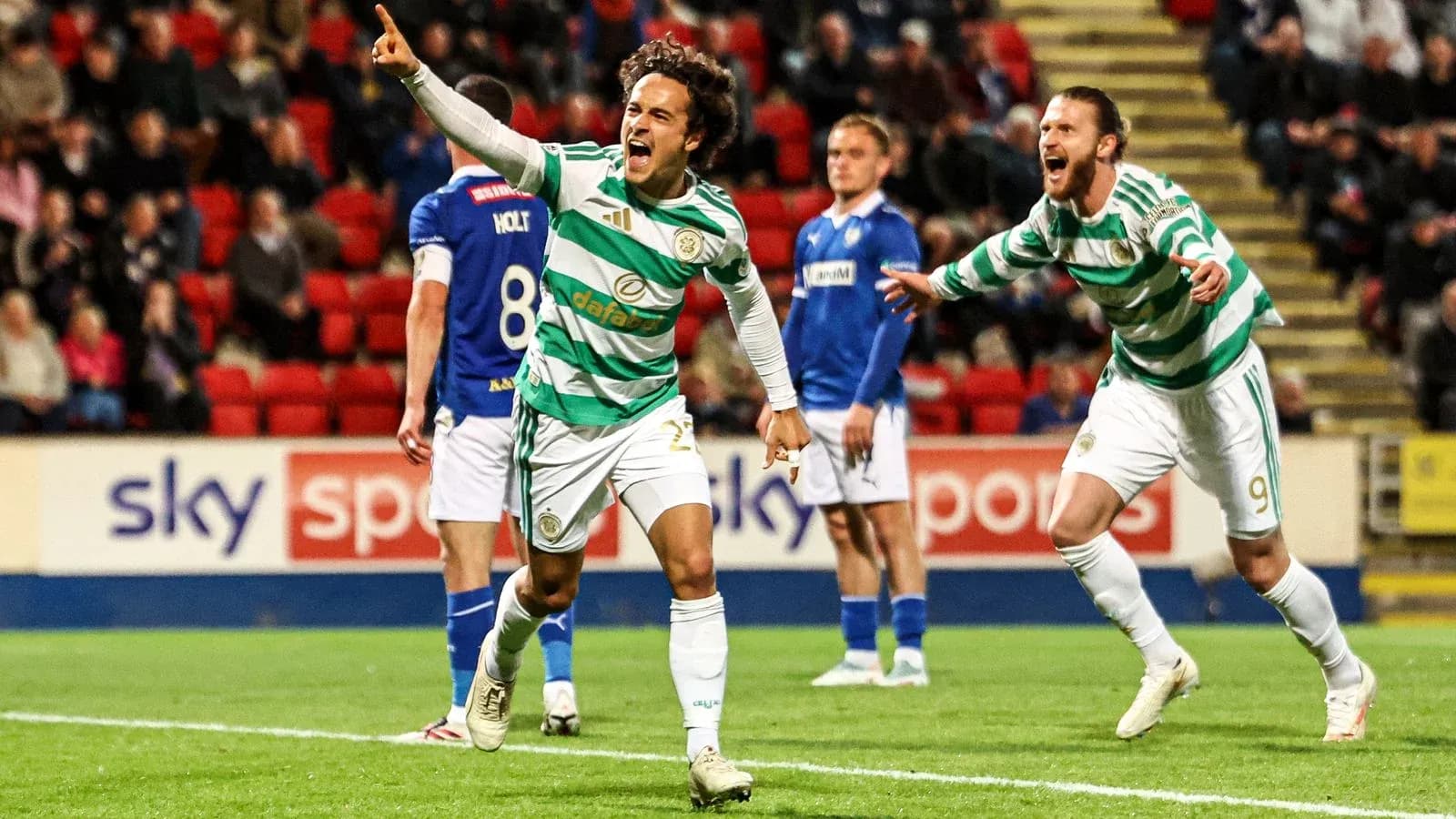 Jugador de Celtic celebrando un gol en el partido Jugador de Celtic celebrando un gol en el partido