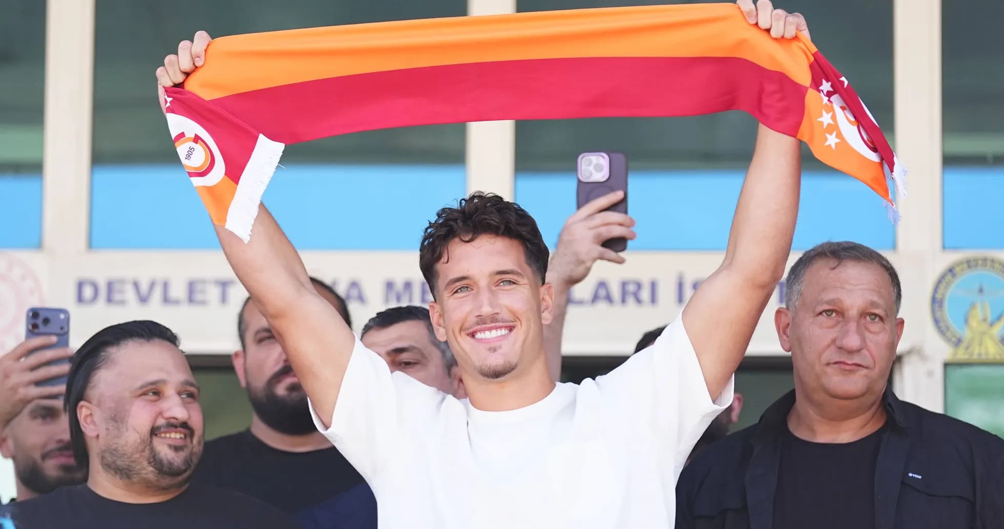 Jugador sosteniendo una bufanda de Galatasaray Jugador sosteniendo una bufanda de Galatasaray