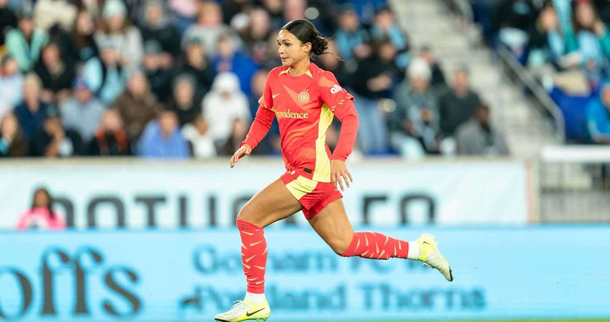 Jugadora del Portland Thorns corriendo en el campo Jugadora del Portland Thorns corriendo en el campo