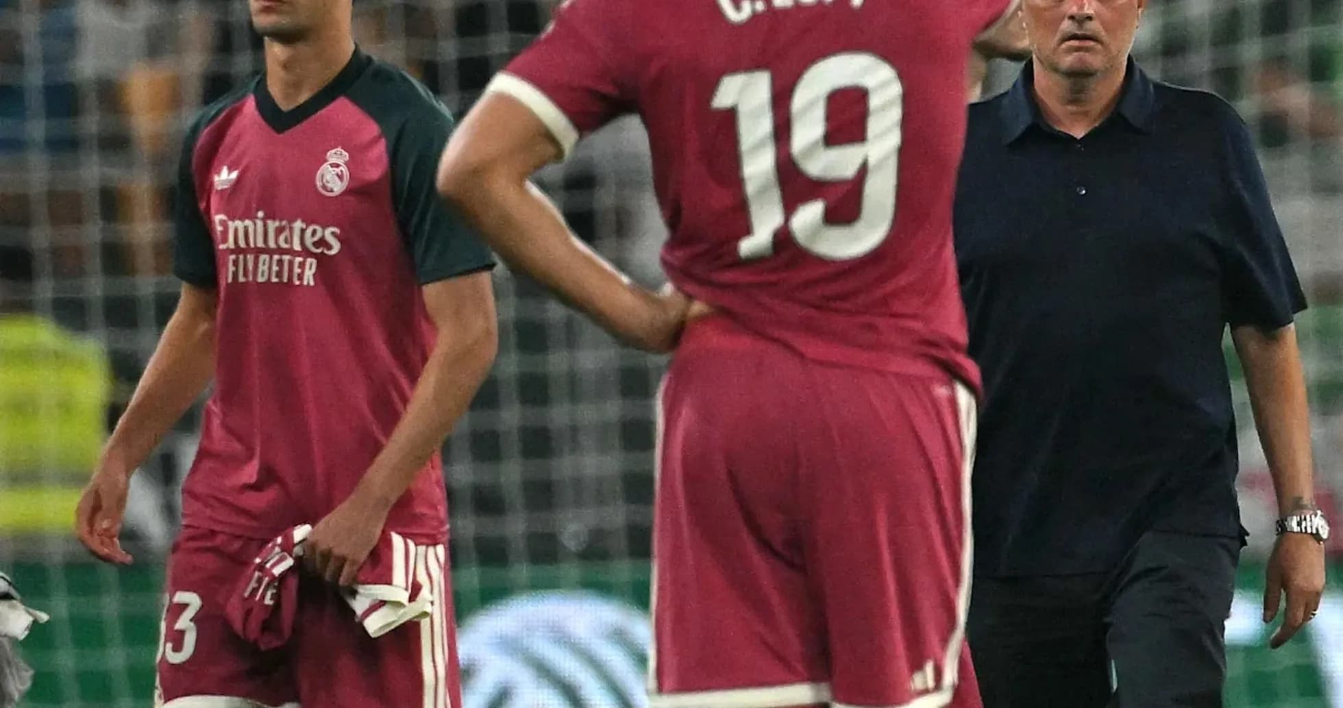 Jugadores de Real Madrid y entrenador en el campo Jugadores de Real Madrid y entrenador en el campo