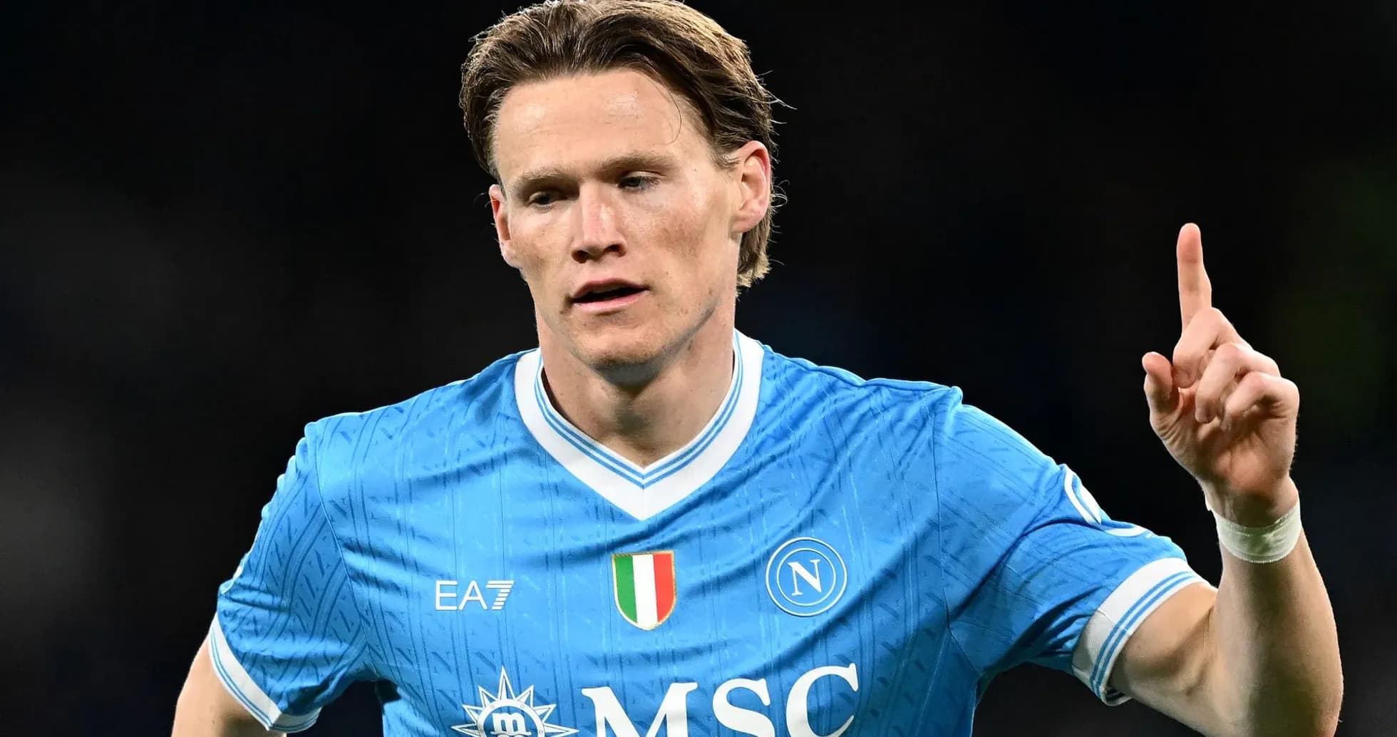 Jugador de Napoli levantando un dedo en señal Jugador de Napoli levantando un dedo en señal