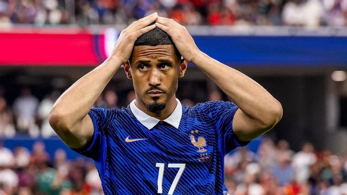 Jugador de Francia con manos en la cabeza durante partido Jugador de Francia con manos en la cabeza durante partido