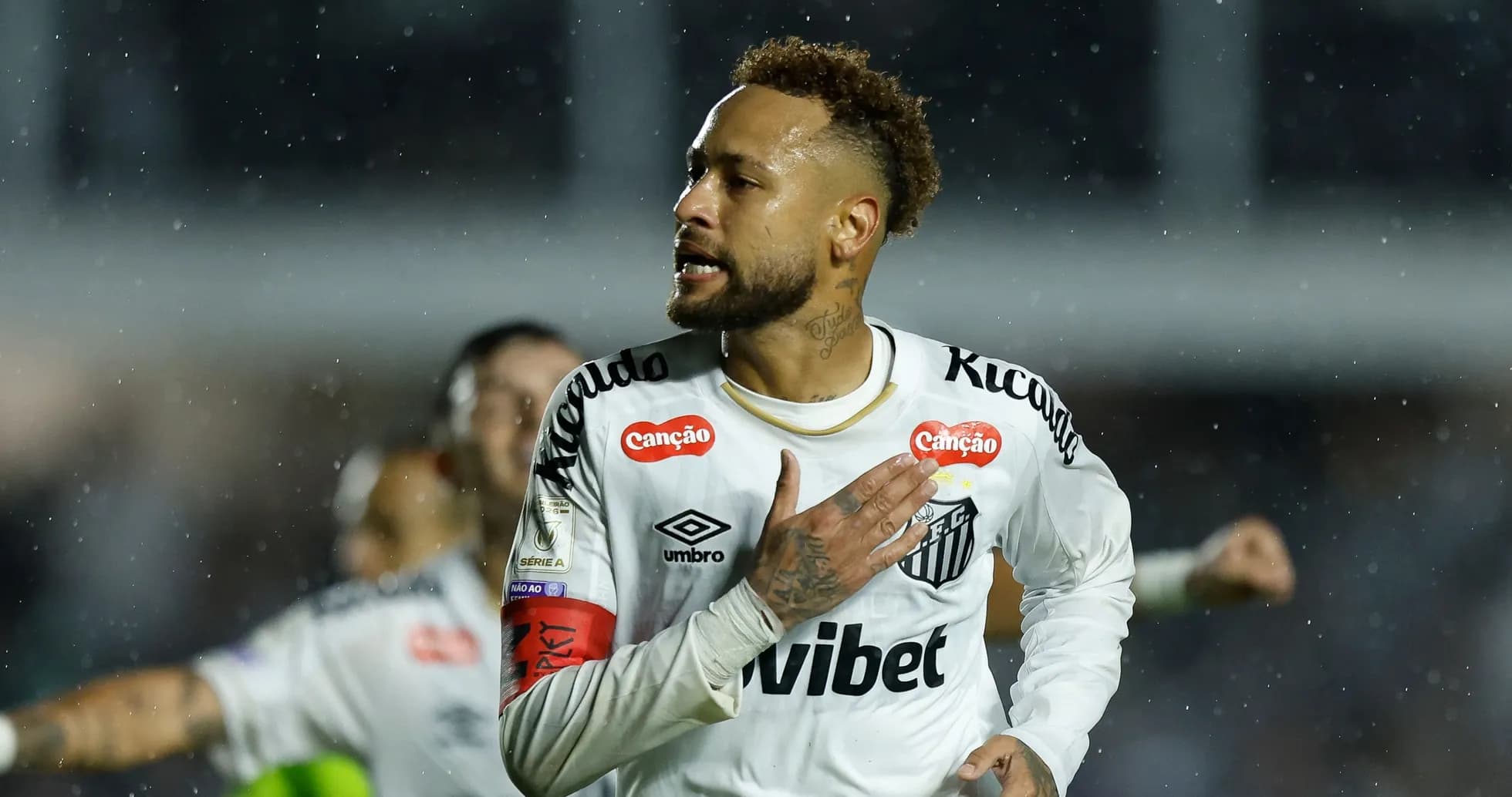 Jugador de Santos celebrando un gol en la lluvia Jugador de Santos celebrando un gol en la lluvia