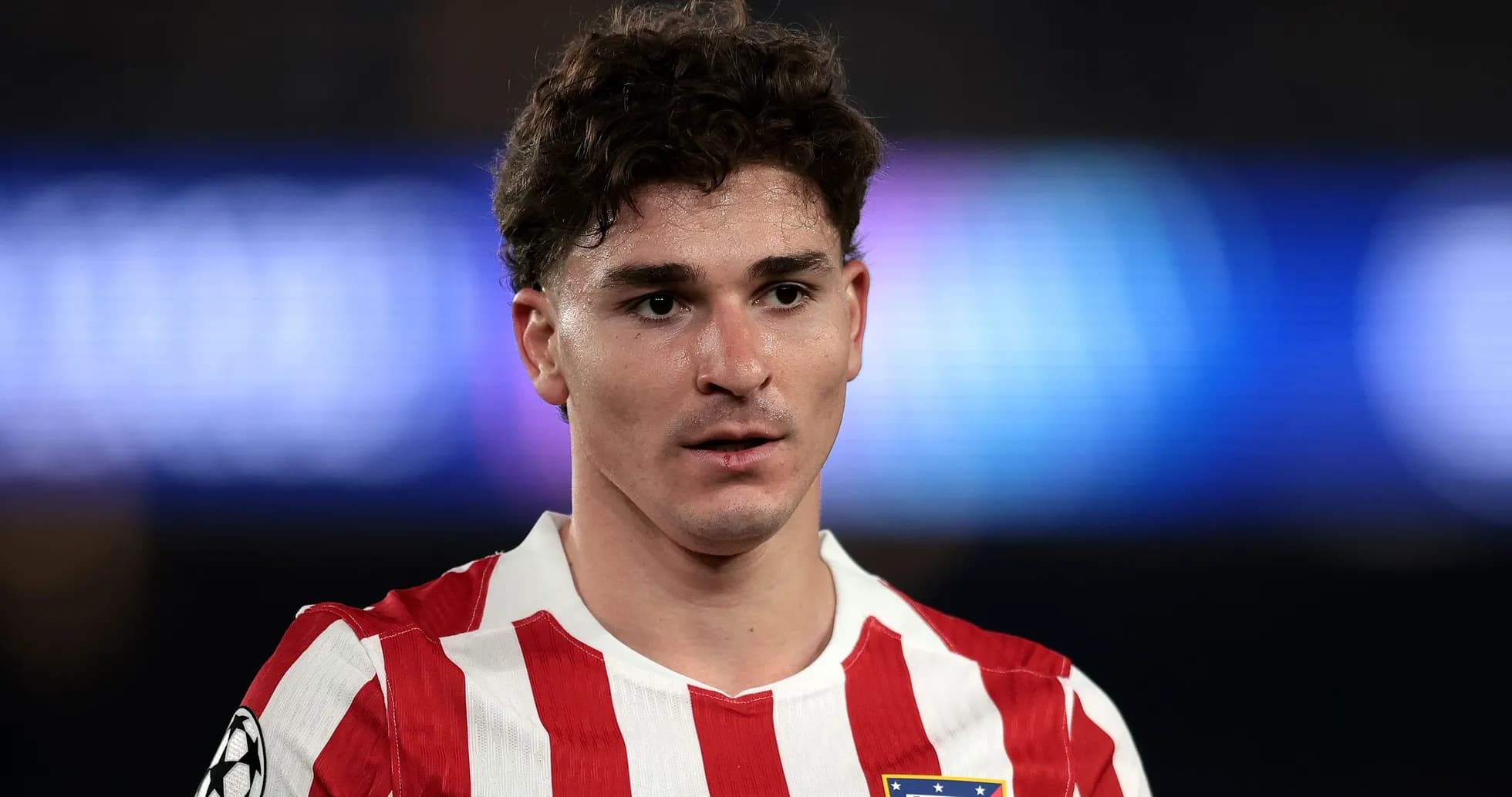 Jugador de Atlético de Madrid en acción durante partido Jugador de Atlético de Madrid en acción durante partido