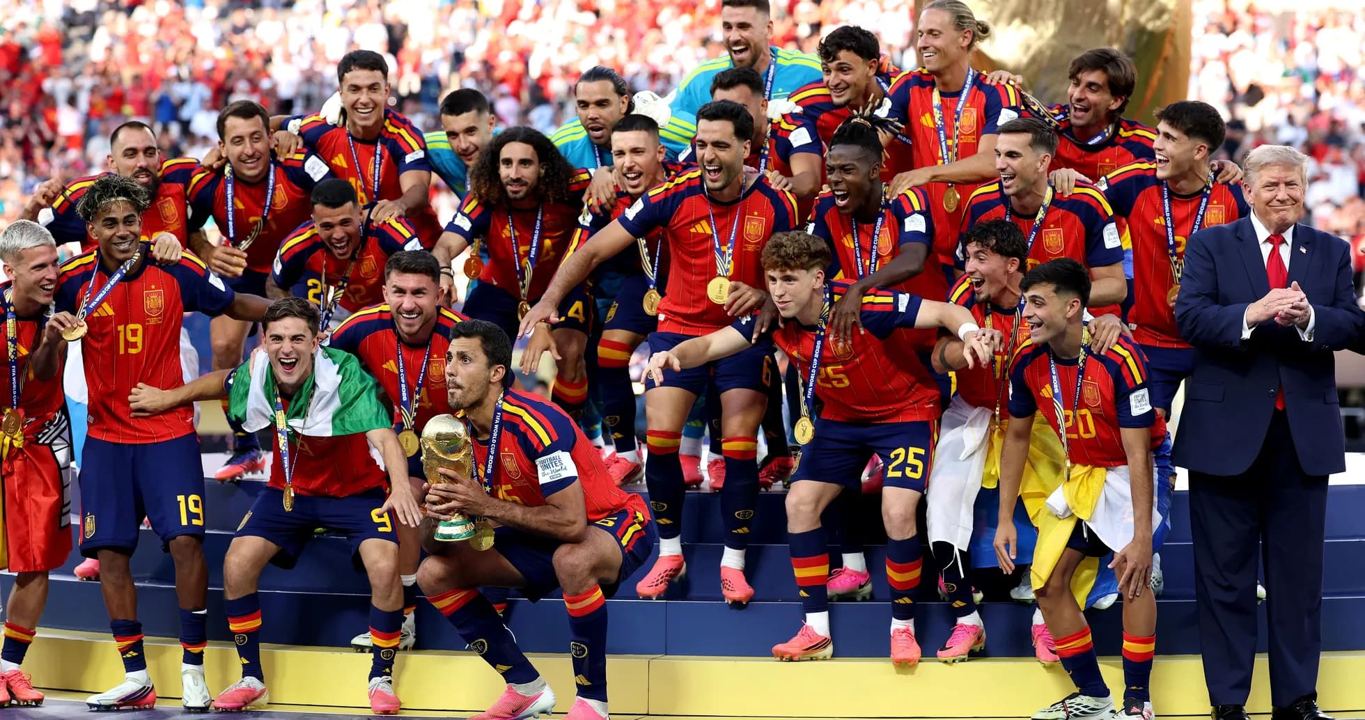 Jugadores de España celebrando con trofeo del Mundial Jugadores de España celebrando con trofeo del Mundial