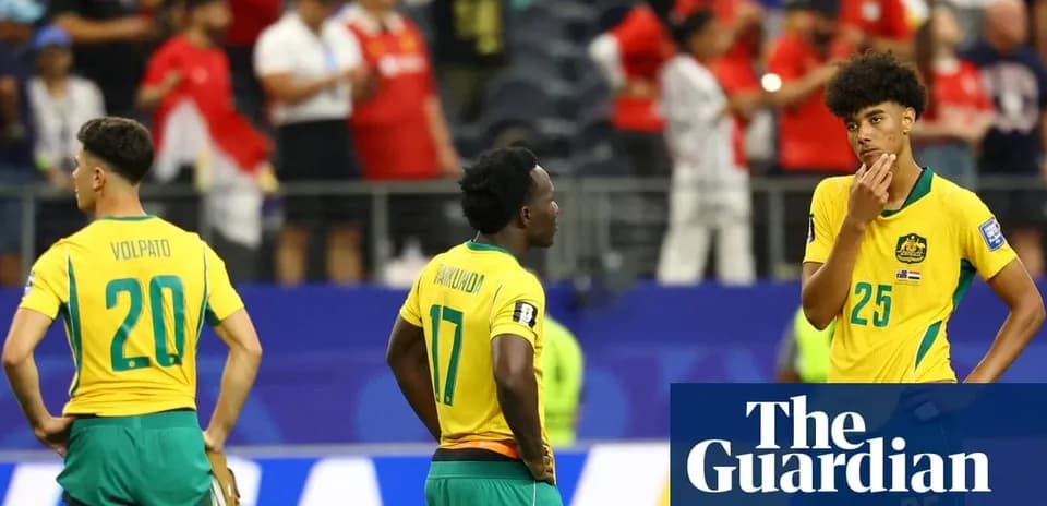 Jugadores de Australia en el campo tras el partido Jugadores de Australia en el campo tras el partido