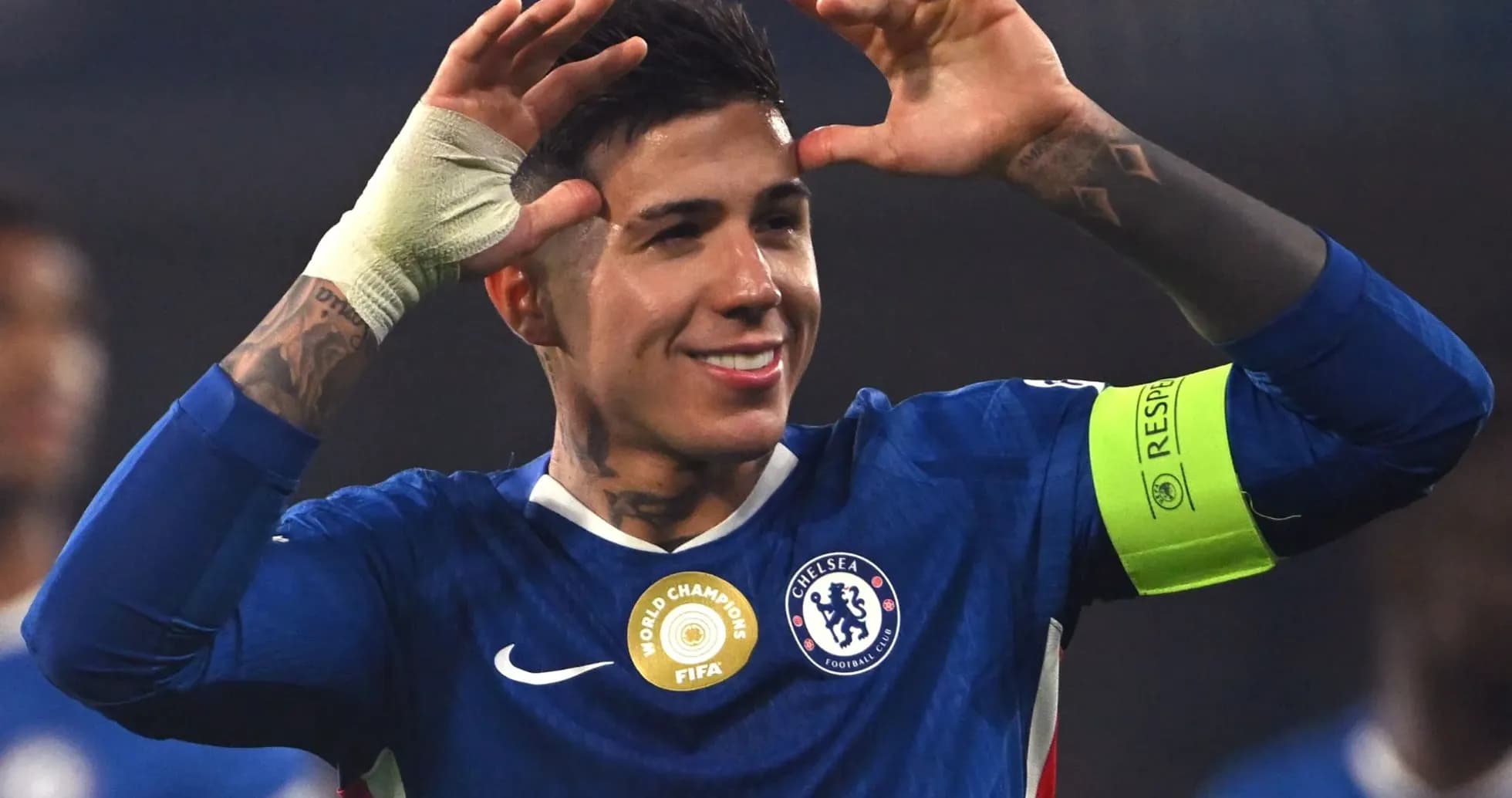 Jugador de Chelsea celebrando con gesto durante partido Jugador de Chelsea celebrando con gesto durante partido