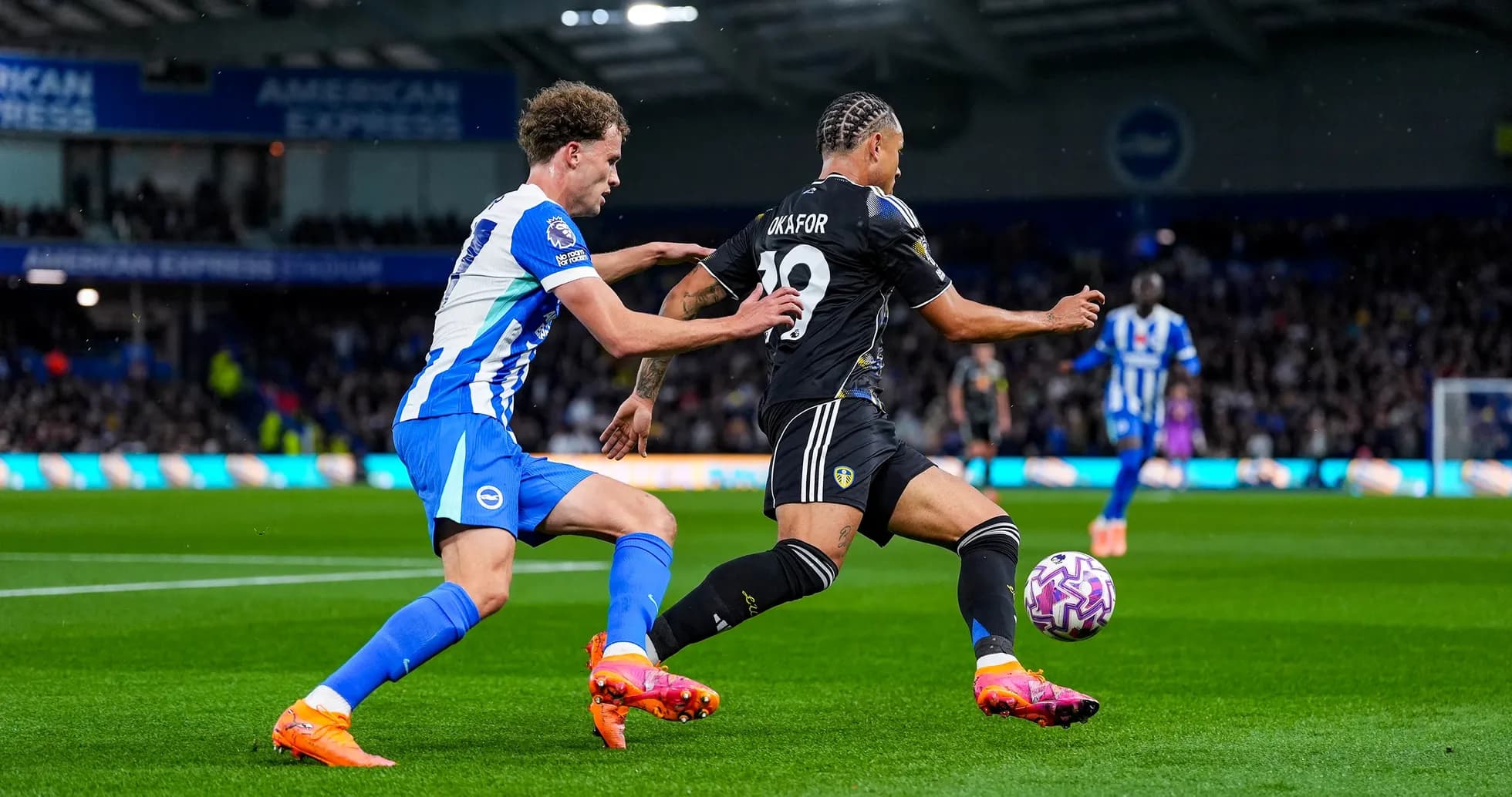 Jugadores de Leeds y Brighton en acción Jugadores de Leeds y Brighton en acción