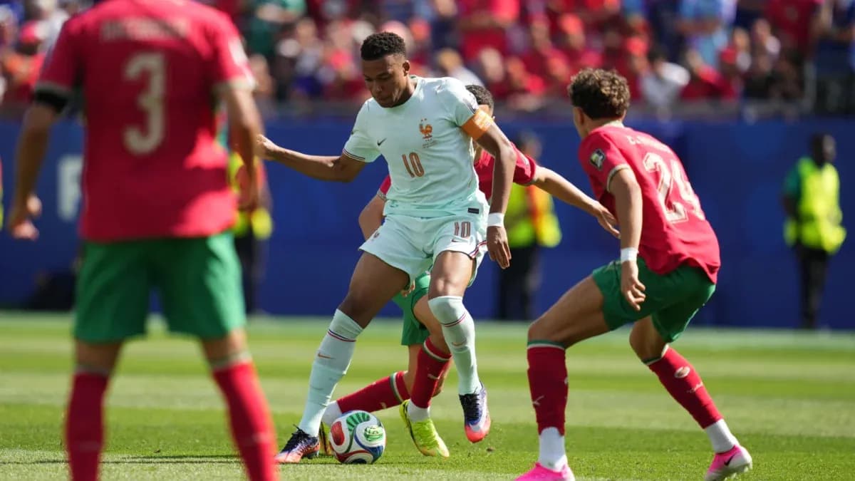Jugador de Francia driblando a defensores de Marruecos Jugador de Francia driblando a defensores de Marruecos