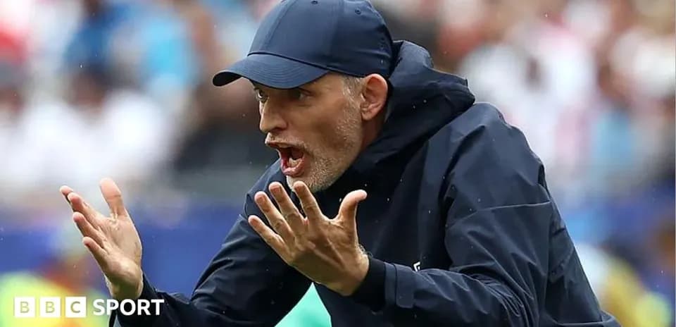 Entrenador gesticulando durante un partido de fútbol Entrenador gesticulando durante un partido de fútbol