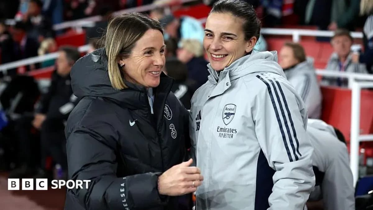 Entrenadoras de Chelsea y Arsenal conversando en el banquillo Entrenadoras de Chelsea y Arsenal conversando en el banquillo