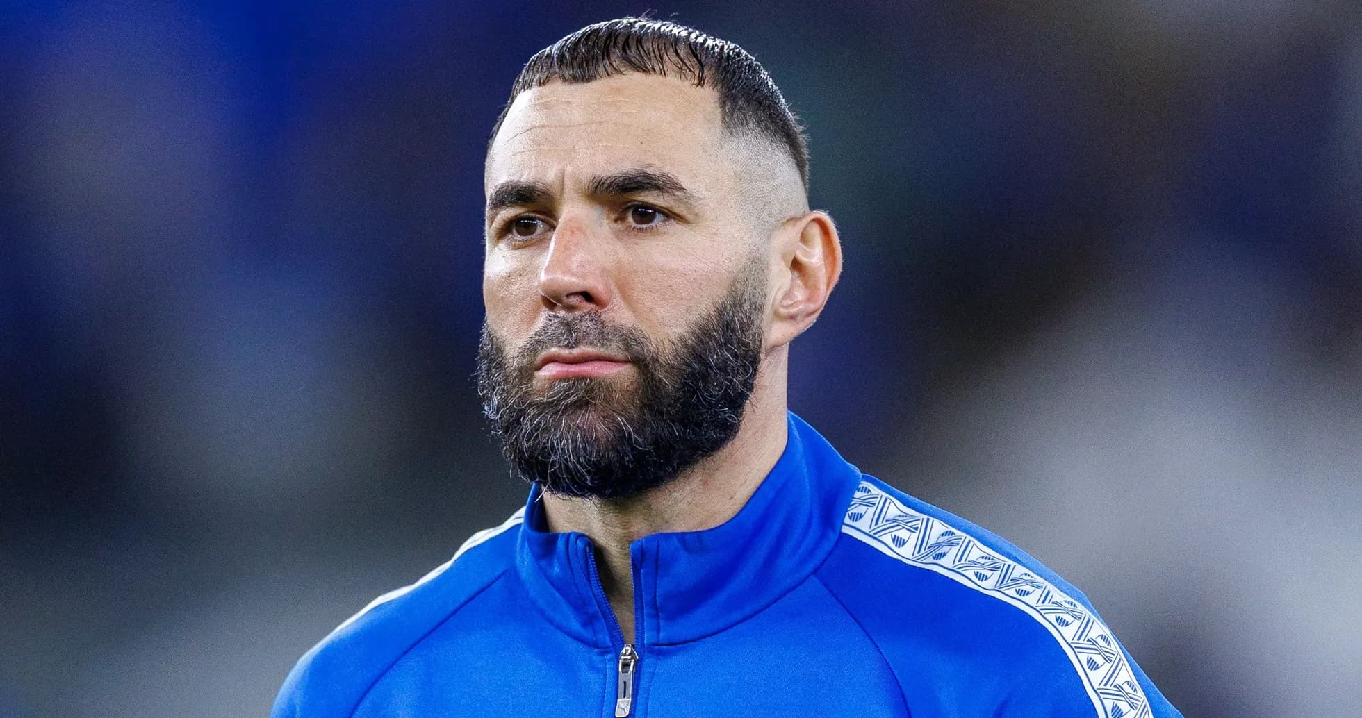 Jugador con chaqueta azul en el campo de fútbol Jugador con chaqueta azul en el campo de fútbol