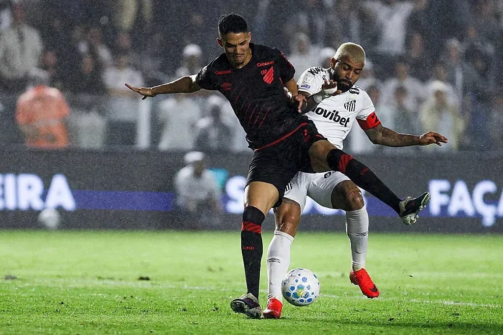 Jugador de Athletico Paranaense desafiando a jugador de Santos Jugador de Athletico Paranaense desafiando a jugador de Santos