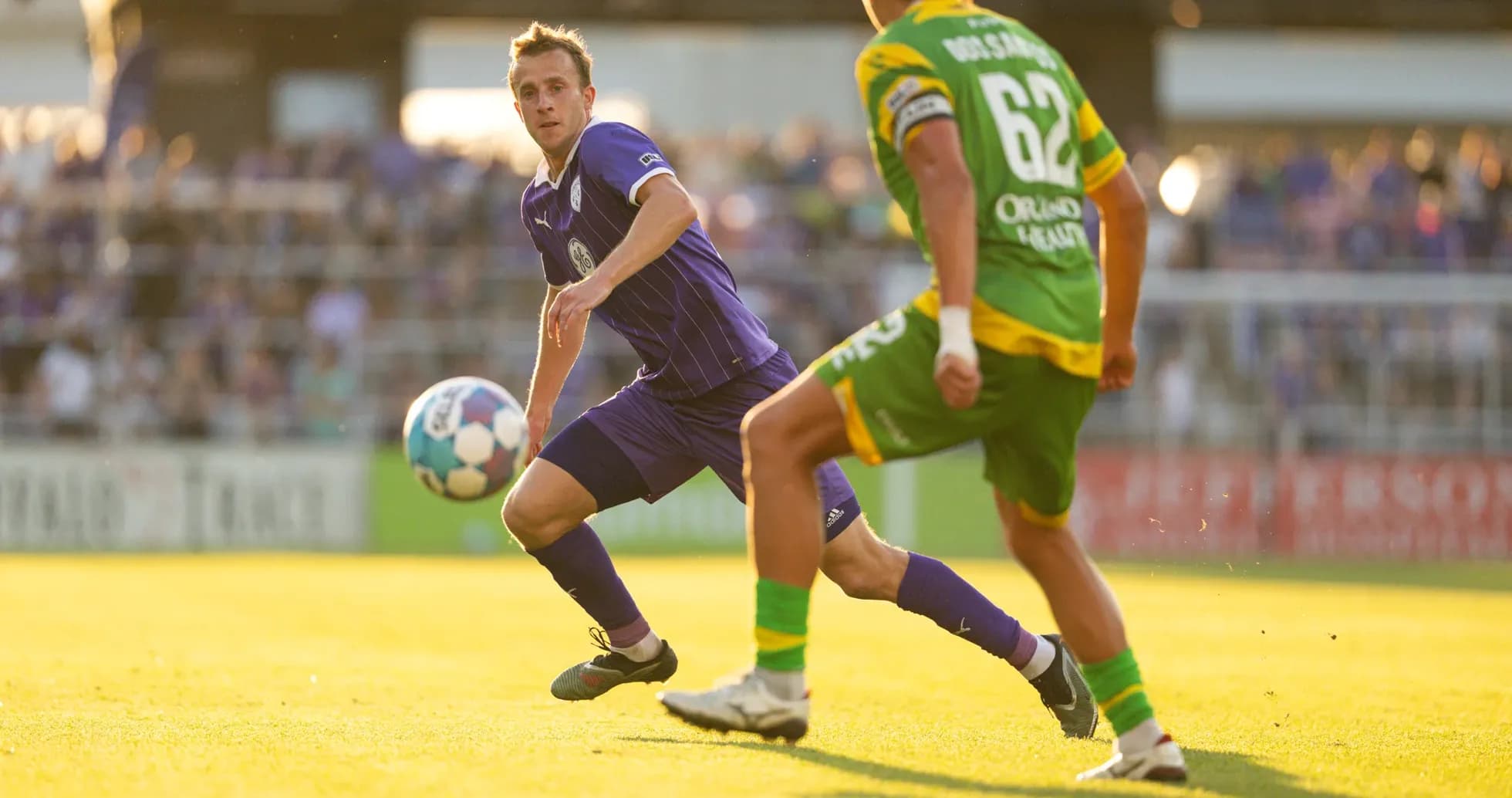 Jugador de Louisville City controla el balón Jugador de Louisville City controla el balón