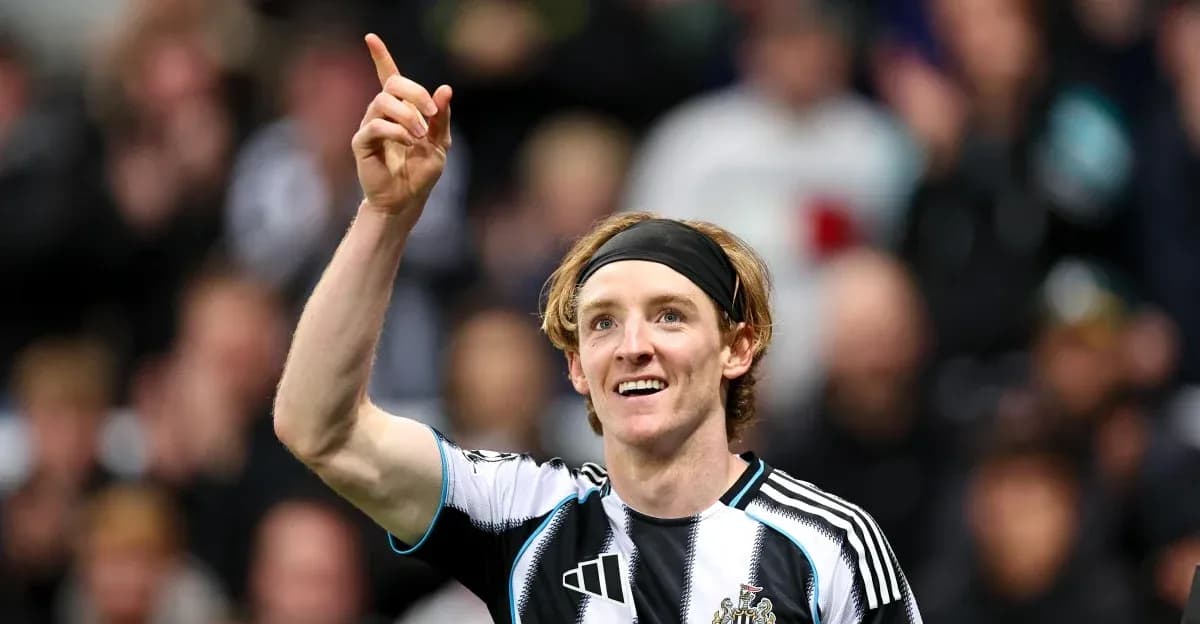Jugador de Newcastle celebrando con el dedo levantado Jugador de Newcastle celebrando con el dedo levantado