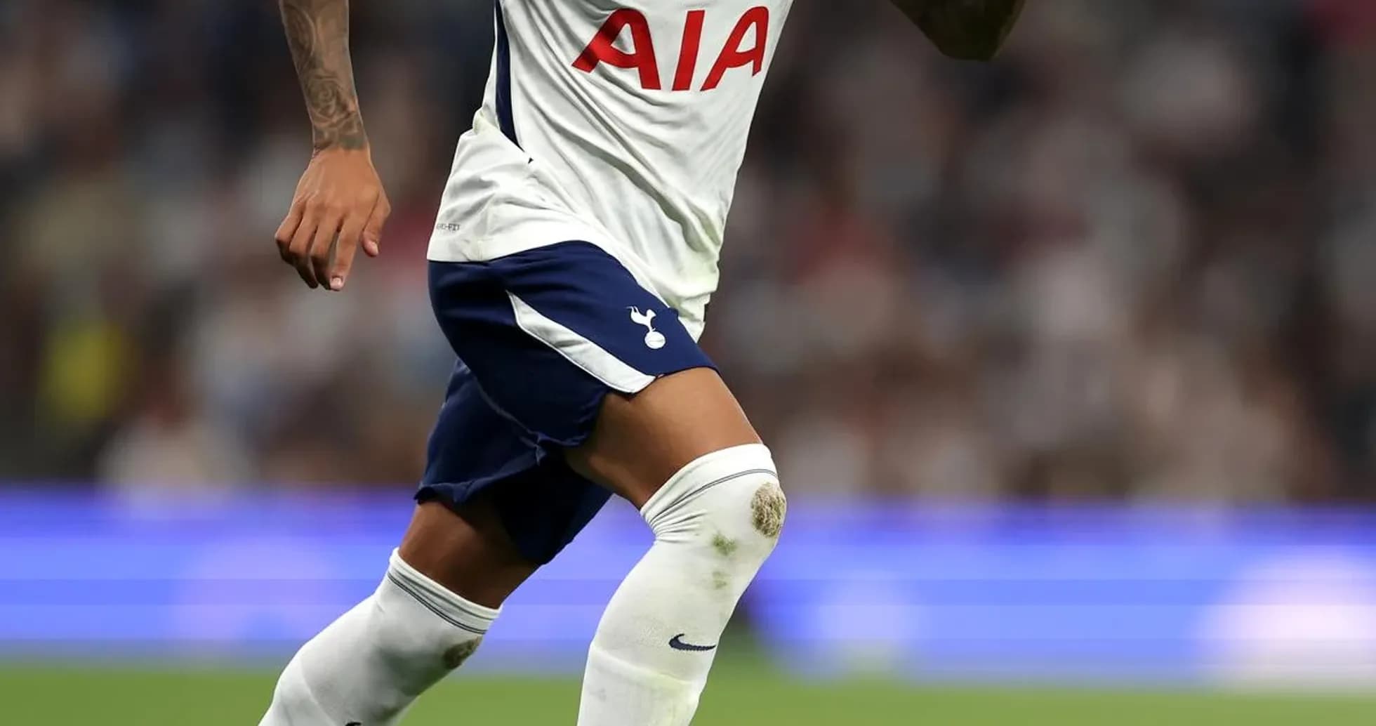 Jugador de Tottenham corriendo con el balón en el campo Jugador de Tottenham corriendo con el balón en el campo