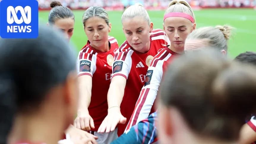 Jugadoras de equipo en círculo, preparándose para el partido Jugadoras de equipo en círculo, preparándose para el partido
