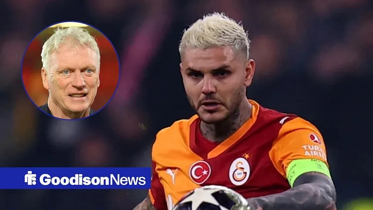 Jugador de Galatasaray corriendo con el balón Jugador de Galatasaray corriendo con el balón