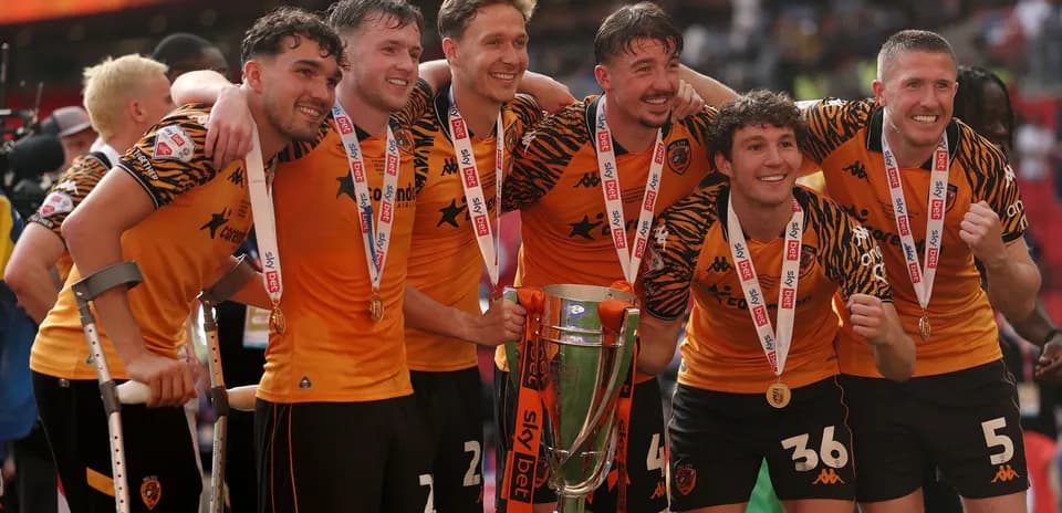 Jugadores de Hull City celebrando con el trofeo Jugadores de Hull City celebrando con el trofeo