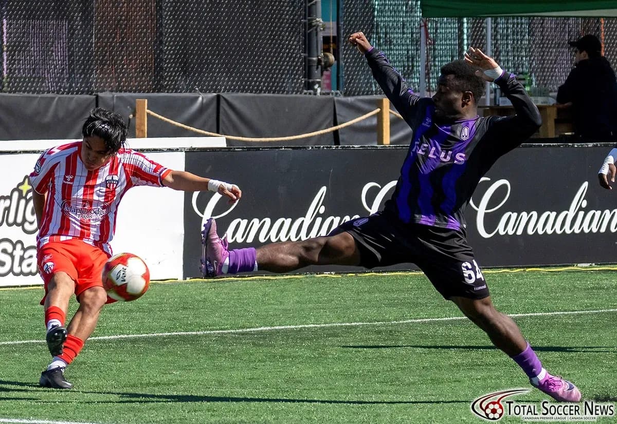 Jugador de Atlético Ottawa en acción durante el partido Jugador de Atlético Ottawa en acción durante el partido