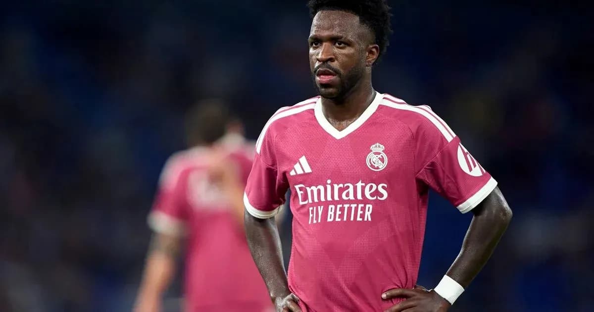 Jugador de Real Madrid en uniforme rosa durante partido Jugador de Real Madrid en uniforme rosa durante partido