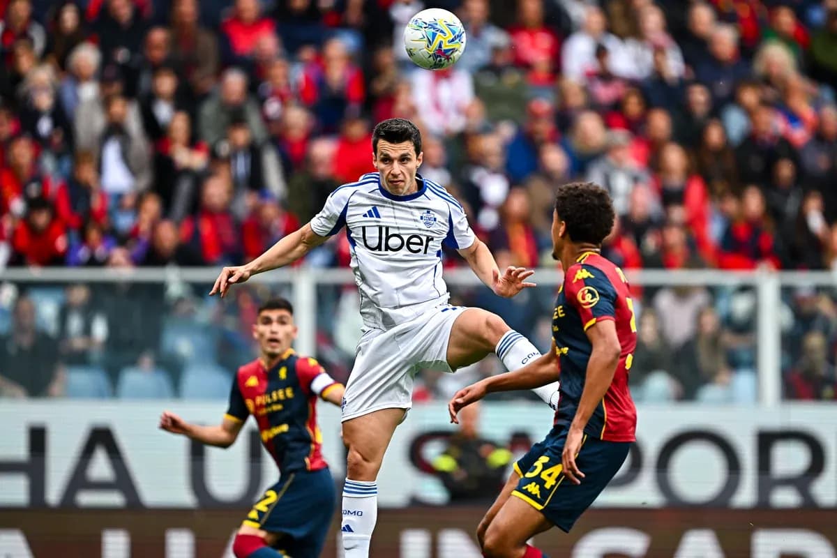 Jugador de Como controla el balón en el aire Jugador de Como controla el balón en el aire