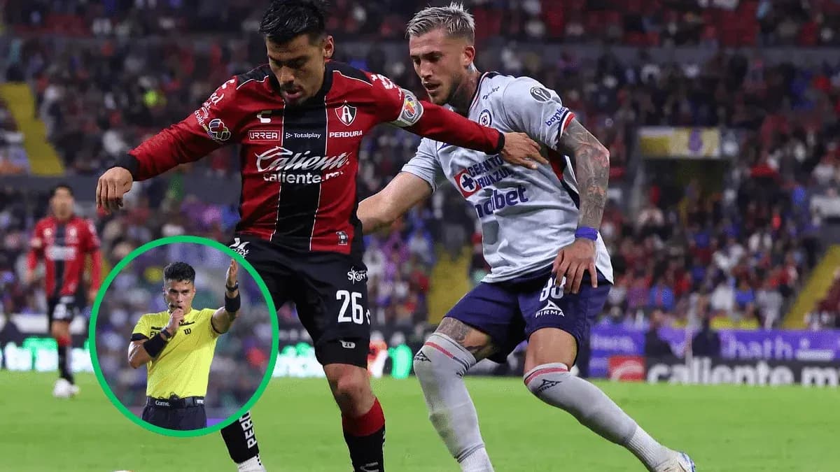 Jugador de Atlas y Cruz Azul disputando el balón Jugador de Atlas y Cruz Azul disputando el balón