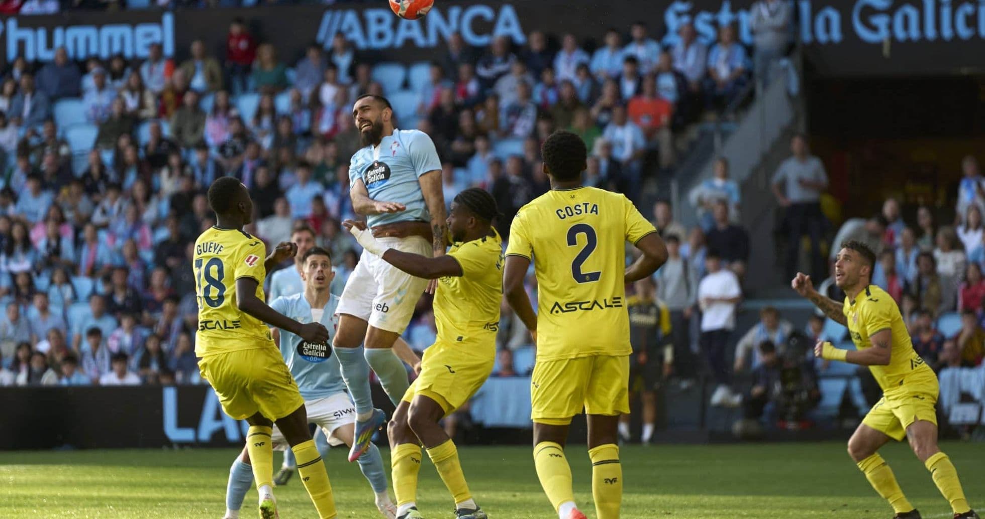 Jugador de Celta Vigo saltando para cabecear Jugador de Celta Vigo saltando para cabecear