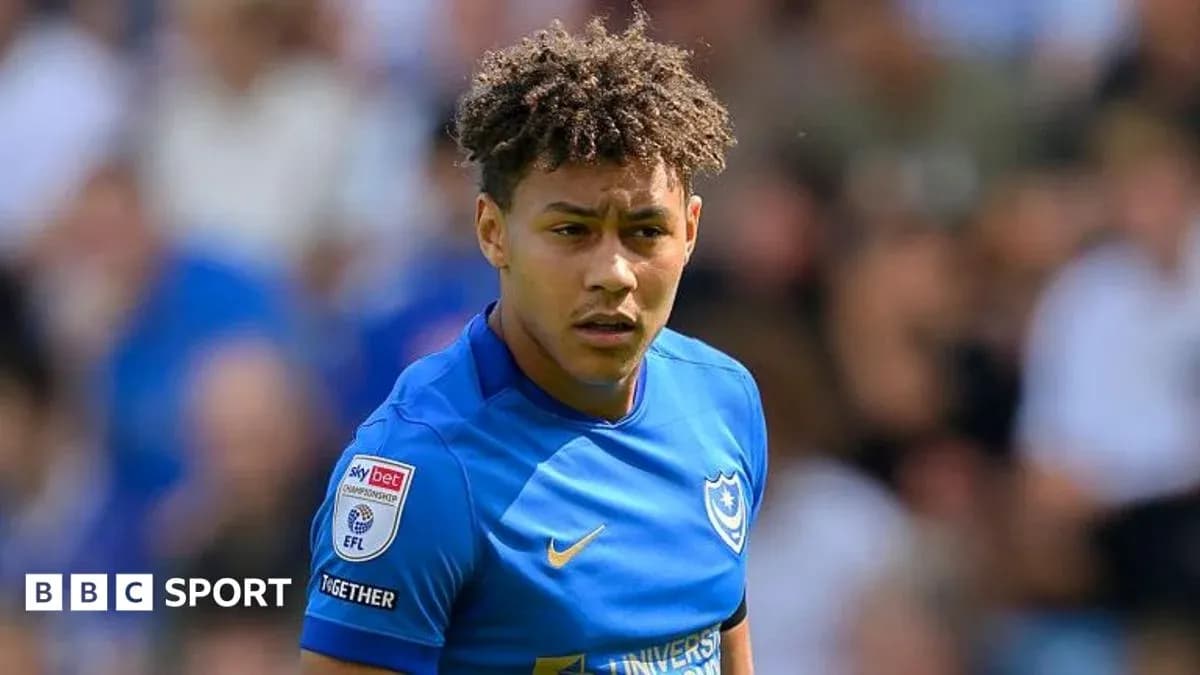 Jugador de Portsmouth en acción durante un partido Jugador de Portsmouth en acción durante un partido