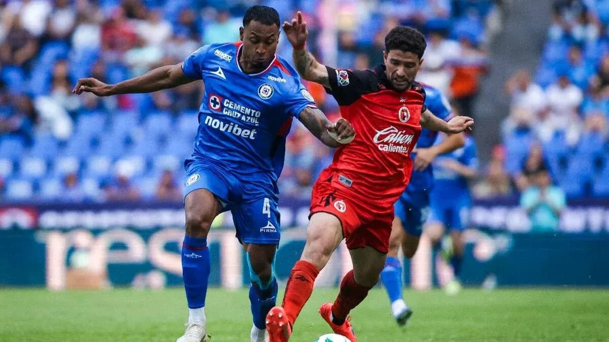 Jugadores de Club Tijuana y Cruz Azul en acción Jugadores de Club Tijuana y Cruz Azul en acción