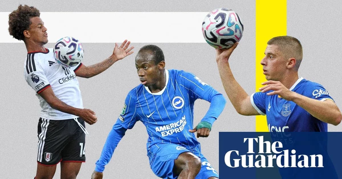 Tres jugadores lanzando el balón en diferentes acciones Tres jugadores lanzando el balón en diferentes acciones