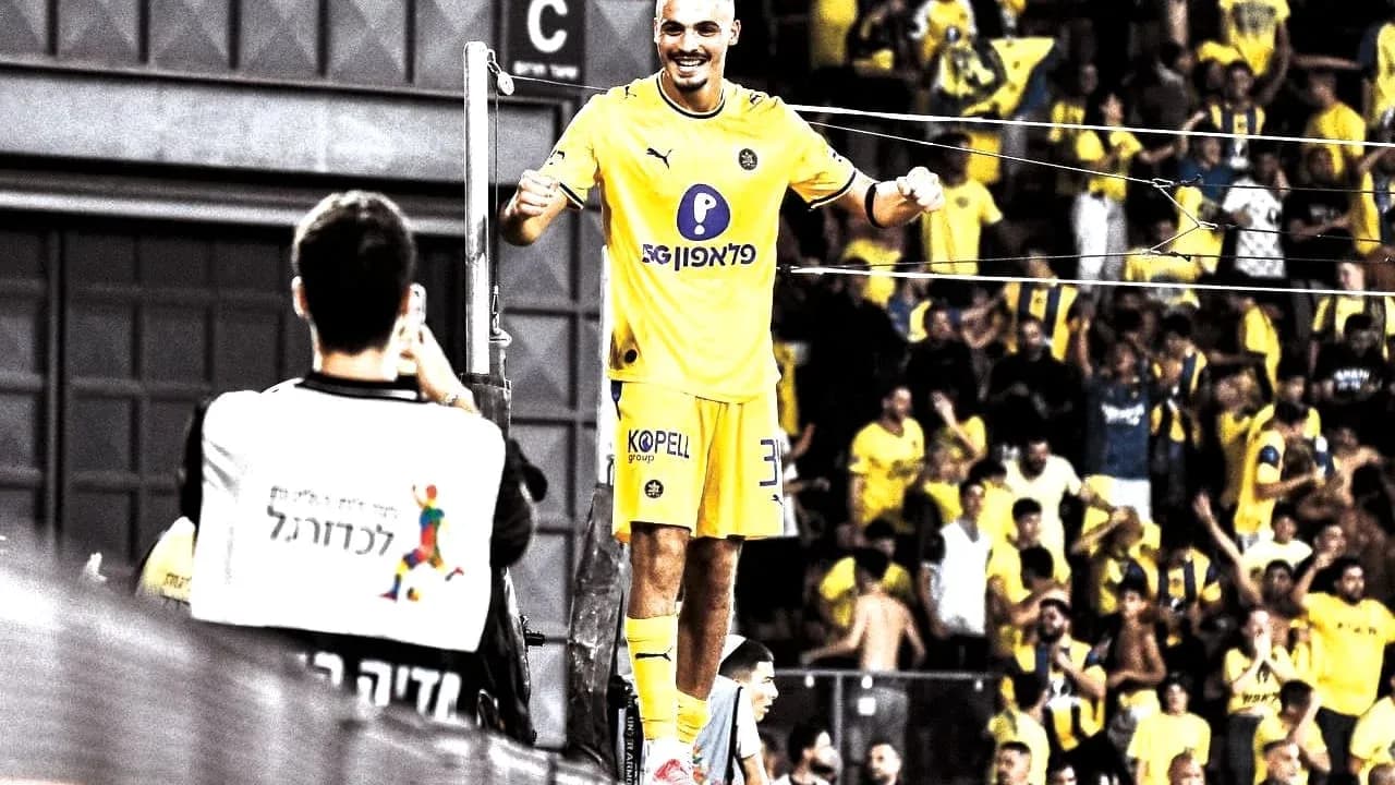 Jugador celebrando con aficionados de Maccabi Tel Aviv Jugador celebrando con aficionados de Maccabi Tel Aviv
