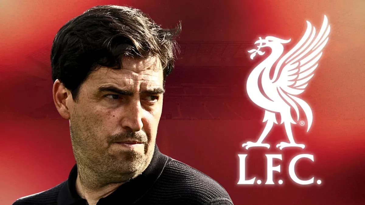 Entrenador de fútbol con logo de Liverpool de fondo Entrenador de fútbol con logo de Liverpool de fondo
