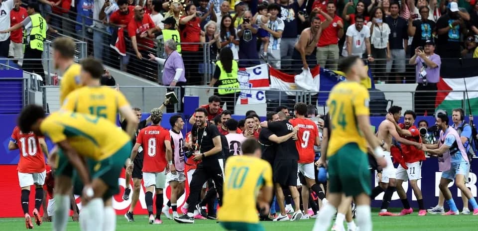 Jugadores de Egipto celebrando con aficionados en el estadio Jugadores de Egipto celebrando con aficionados en el estadio