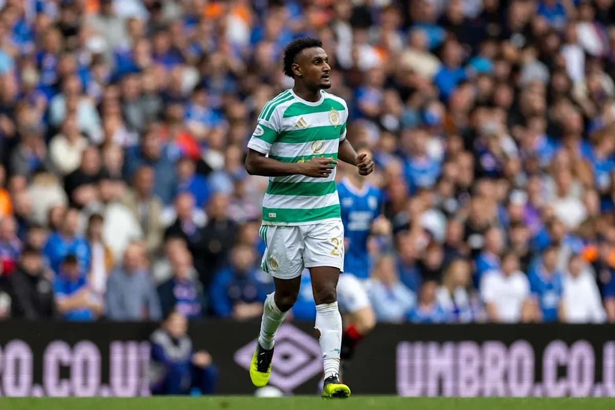 Jugador de Celtic corriendo en partido contra Rangers Jugador de Celtic corriendo en partido contra Rangers